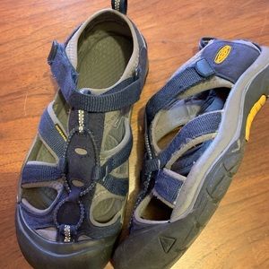 GUC boy size 4 keen sandals